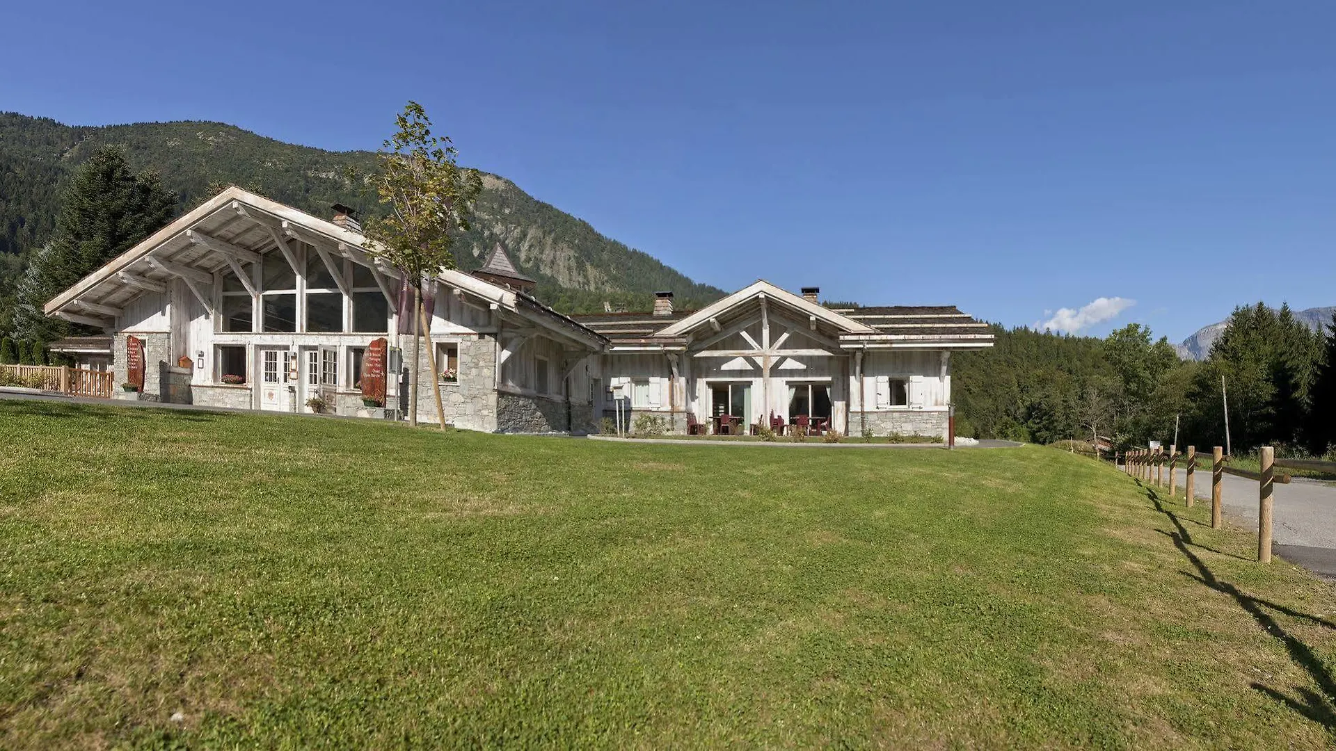 Cgh Residence Boutique Le Hameau De Pierre Blanche Les Houches Apart-hotel